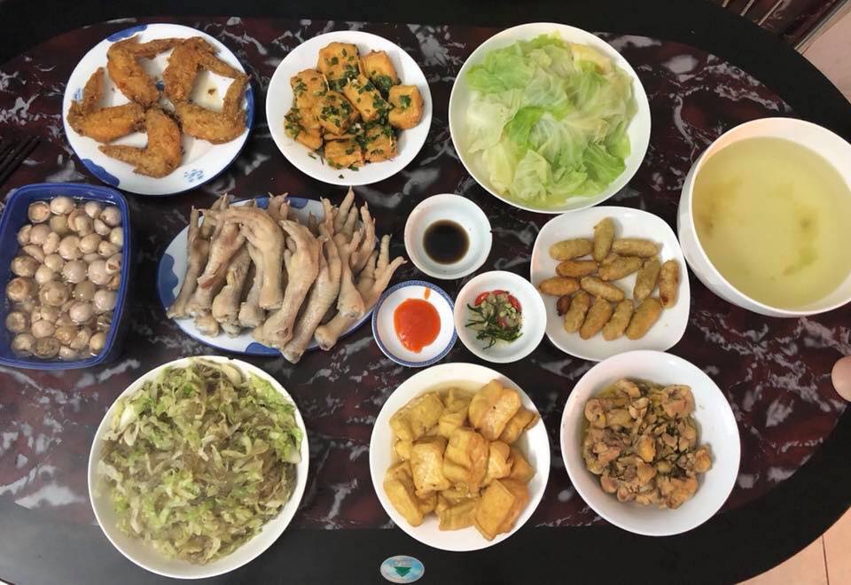 “Choáng” với mâm cơm 4 người ăn không khác gì đại tiệc - 4