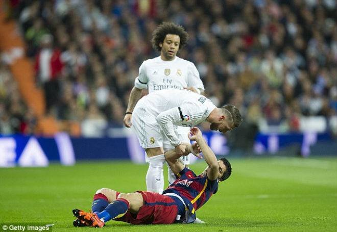 Thua Barca: “Đại ca” Ramos đập phá, tố 2 "cừu đen", Real đại loạn - 2