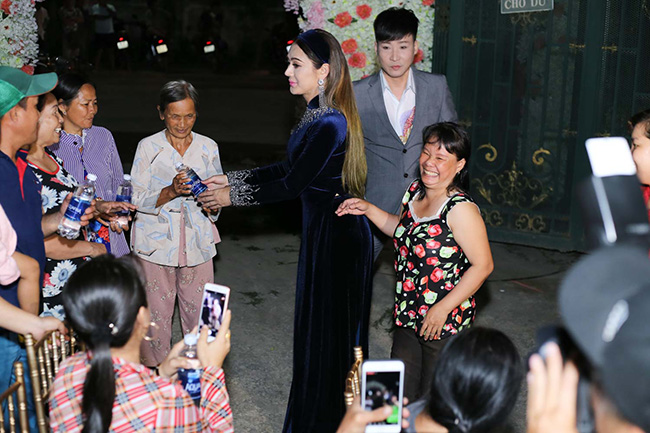 Lâm Khánh Chi ra tận nơi mời nước bà con hàng xóm. Đáp lại, cô nhận được nhiều lời chúc phúc chân thành.