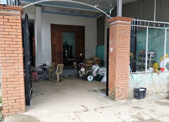 Nữ cán bộ y tế trường học cầm dao xông vào nhà đánh ghen Nữ cán bộ y tế trường học cầm dao xông vào nhà đánh ghen