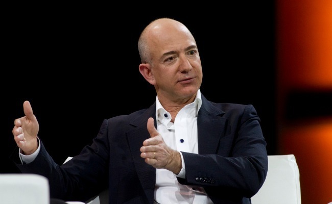 Lý do nào khiến người giàu sụ như Bill Gates, Jeff Bezos cặm cụi rửa bát mỗi tối? - 1