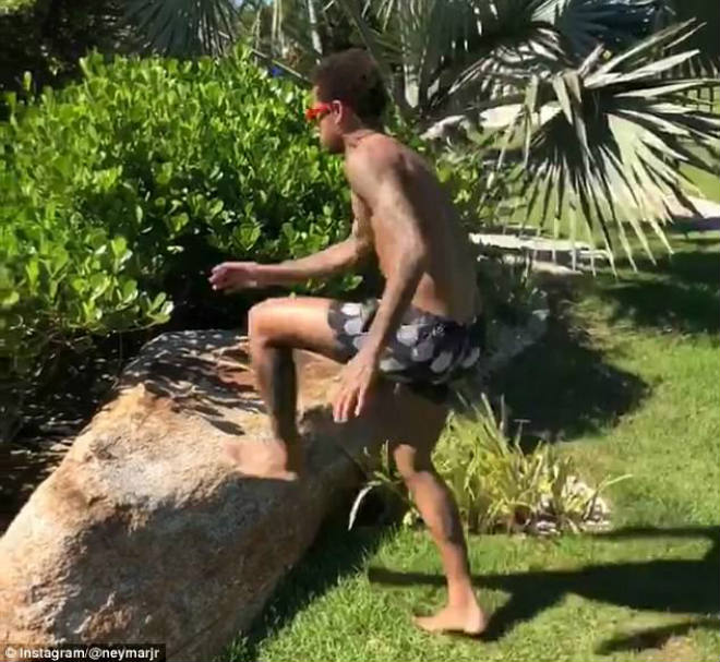 Tay chơi Neymar gây bão: Lờ mỹ nhân, luyện công cực dị với đá tảng Tay chơi Neymar gây bão: Lờ mỹ nhân, luyện công cực dị với đá tảng