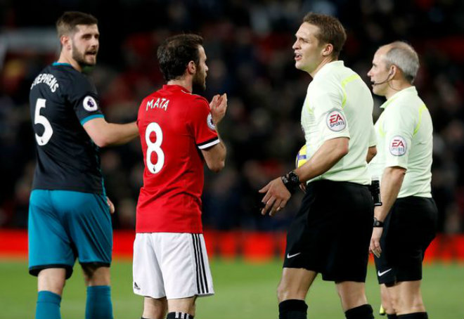 Thuyết âm mưu: MU bị Chelsea soán ngôi vì trọng tài “ám hại” Mourinho Thuyết âm mưu: MU bị Chelsea soán ngôi vì trọng tài “ám hại” Mourinho