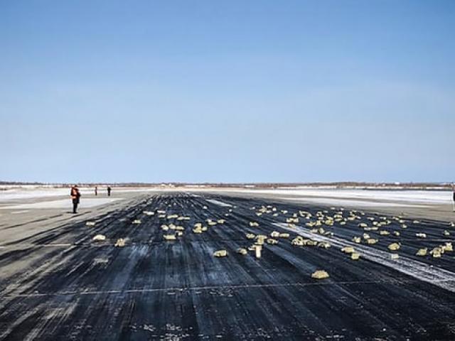 Hàng tấn vàng thỏi từ máy bay rơi xuống đường băng Nga