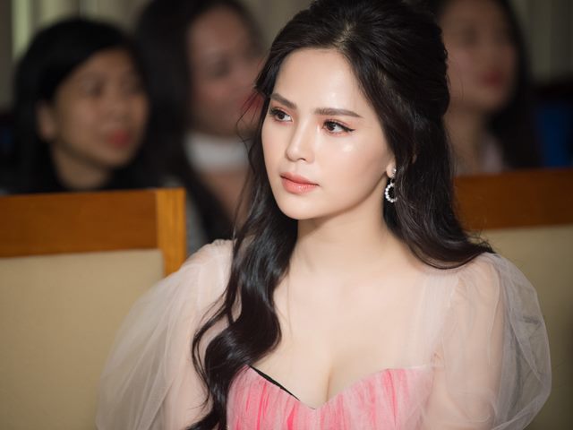 "Thánh nữ Mì gõ" vô ý lộ nội y khi thổ lộ không muốn đóng đinh hình ảnh sexy