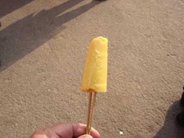 Bí mật hãi hùng bên trong que kem trên đường phố ở Ấn Độ