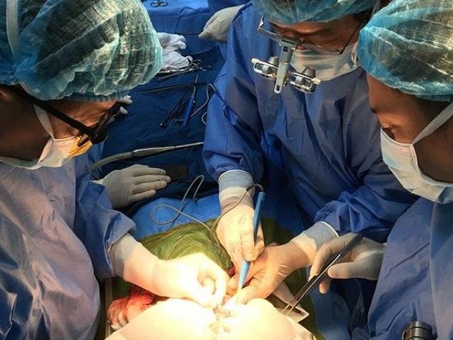 Sửa 'lỗi của tạo hoá' cho bé trai mặt như 'người ngoài hành tinh'