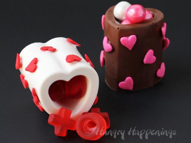 VIDEO: Cách làm socola Valentine đẹp mê hồn tặng người ấy &#34;dễ hơn ăn kẹo&#34;