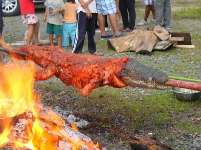 Cá sấu nướng nguyên con của người Philippines khiến ai cũng kinh hãi khi nhìn thấy