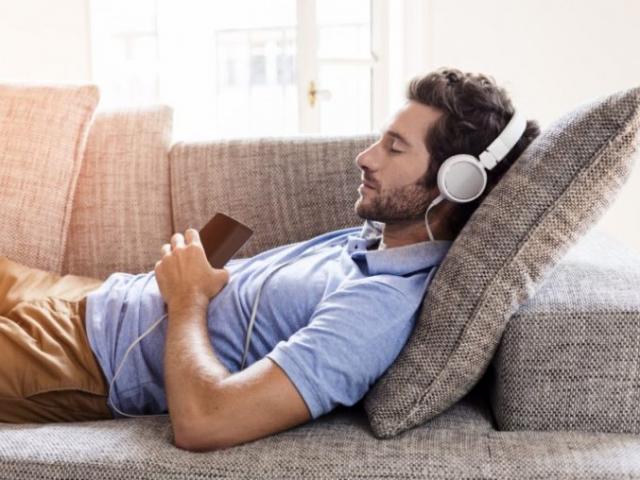 Ngủ thiếp đi trong khi nghe nhạc, tỉnh dậy chàng trai phát hiện mình bị điếc Ngủ thiếp đi trong khi nghe nhạc, tỉnh dậy chàng trai phát hiện mình bị điếc