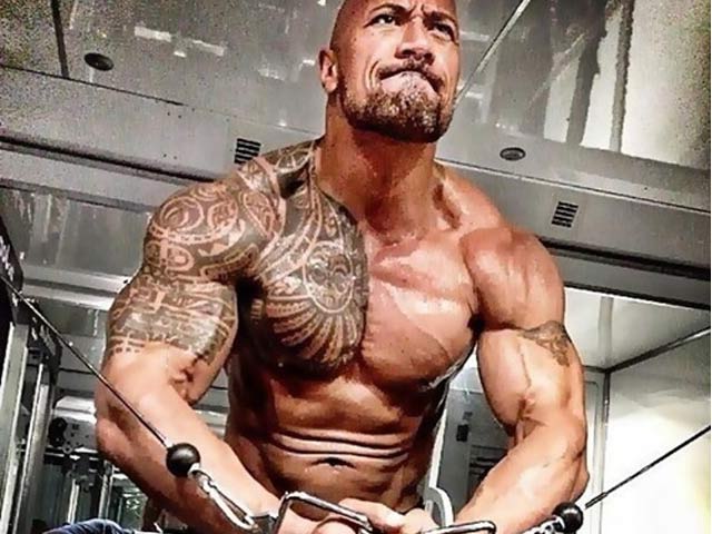 “Người hùng” The Rock ăn 5 kg thịt/ngày, đeo xích sắt để có thân hình khủng long