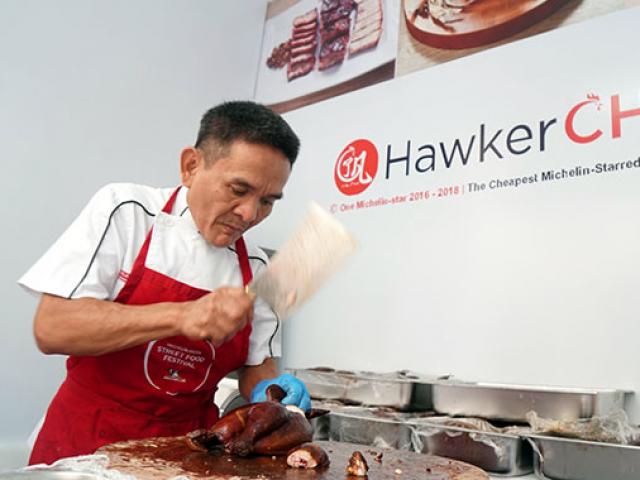 Người Hà Nội xếp hàng dài chờ ăn đĩa cơm gà Hawker Chan đạt “sao Michelin”