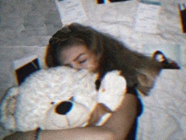 Bé gái 14 tuổi tử vong vì điện thoại vì thói quen rất nhiều người mắc phải