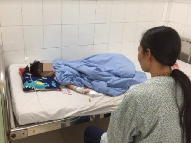 Chó pitbull nhà hàng xóm giật đứt xích cắn nát đùi bé 3 tuổi