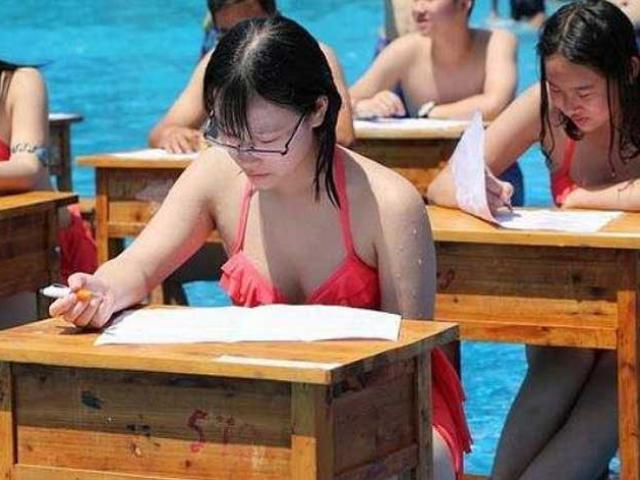 Nữ sinh Trùng Khánh mặc bikini đi thi để chống gian lận?