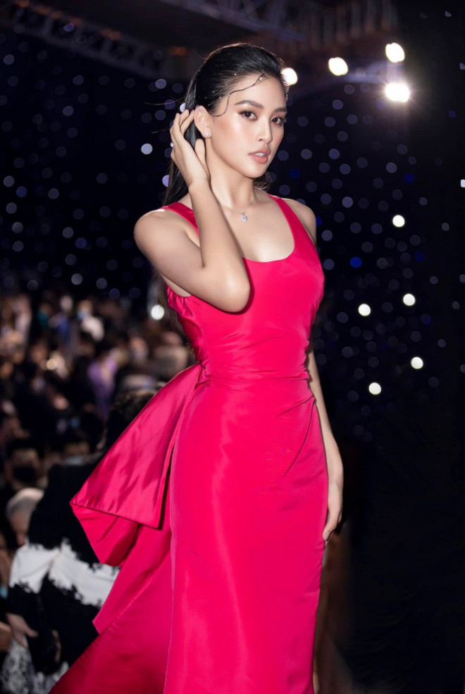 Ngắm nhìn những bộ váy đẹp nhất của Hoa hậu Tiểu Vy: Xứng danh Nữ hoàng thảm đỏ! - 1