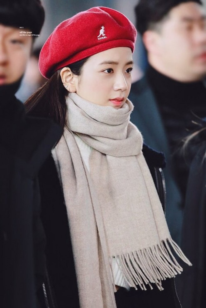 Học ngay các idol K-Pop cách đội mũ beret, chiếc mũ được yêu thích nhất trong mùa Đông - 1