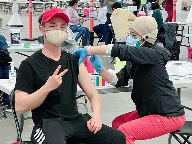 Nghệ sĩ Việt đầu tiên được tiêm vắc-xin ngừa Covid-19 tại Mỹ là ai?