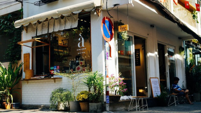 Hẹn hò Sài Gòn: Dừng chân nghỉ ngơi tại hai tiệm cà phê xinh xắn ẩn mình trong hẻm nhỏ - 2