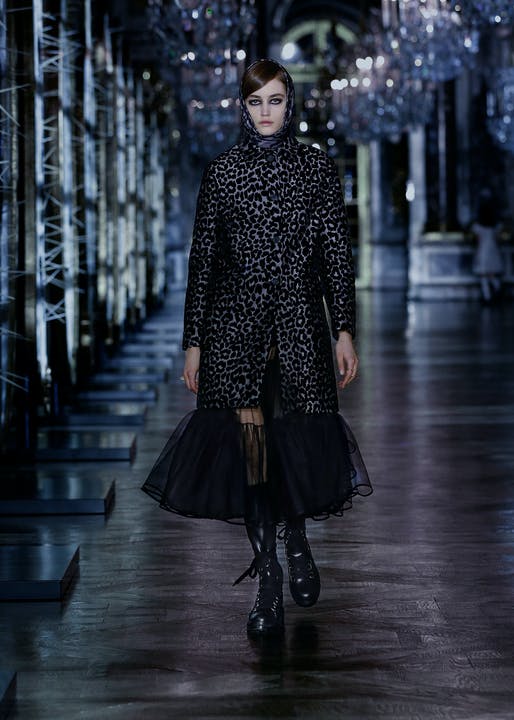 Maria Grazia Chiuri đem cổ tích đến bộ sưu tập mới nhất của Dior 2021 - 3