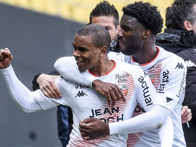 Há hốc mồm cú sút phạt “lá vàng rơi“ từ 40m, đề cử bàn đẹp nhất mọi thời đại Há hốc mồm cú sút phạt “lá vàng rơi“ từ 40m, đề cử bàn đẹp nhất mọi thời đại