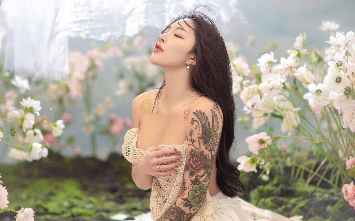 'Siêu vòng 3' Trung Quốc diện váy tôn đường cong hút mắt nhờ chiêu độc đáo - 3