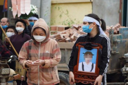 Vụ bé gái 3 tuổi tử vong do bị đóng 9 đinh vào đầu: "Mong ở thế giới bên kia, con sẽ không còn bị nỗi đau dày vò"