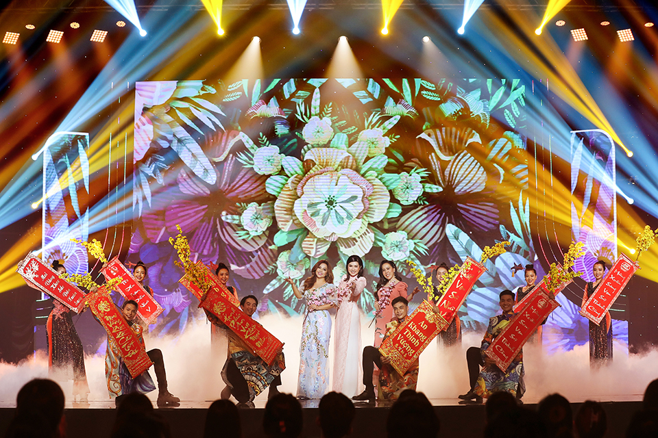 Quang Lê mời Hoài Linh giả gái trong show tiền tỷ - 1