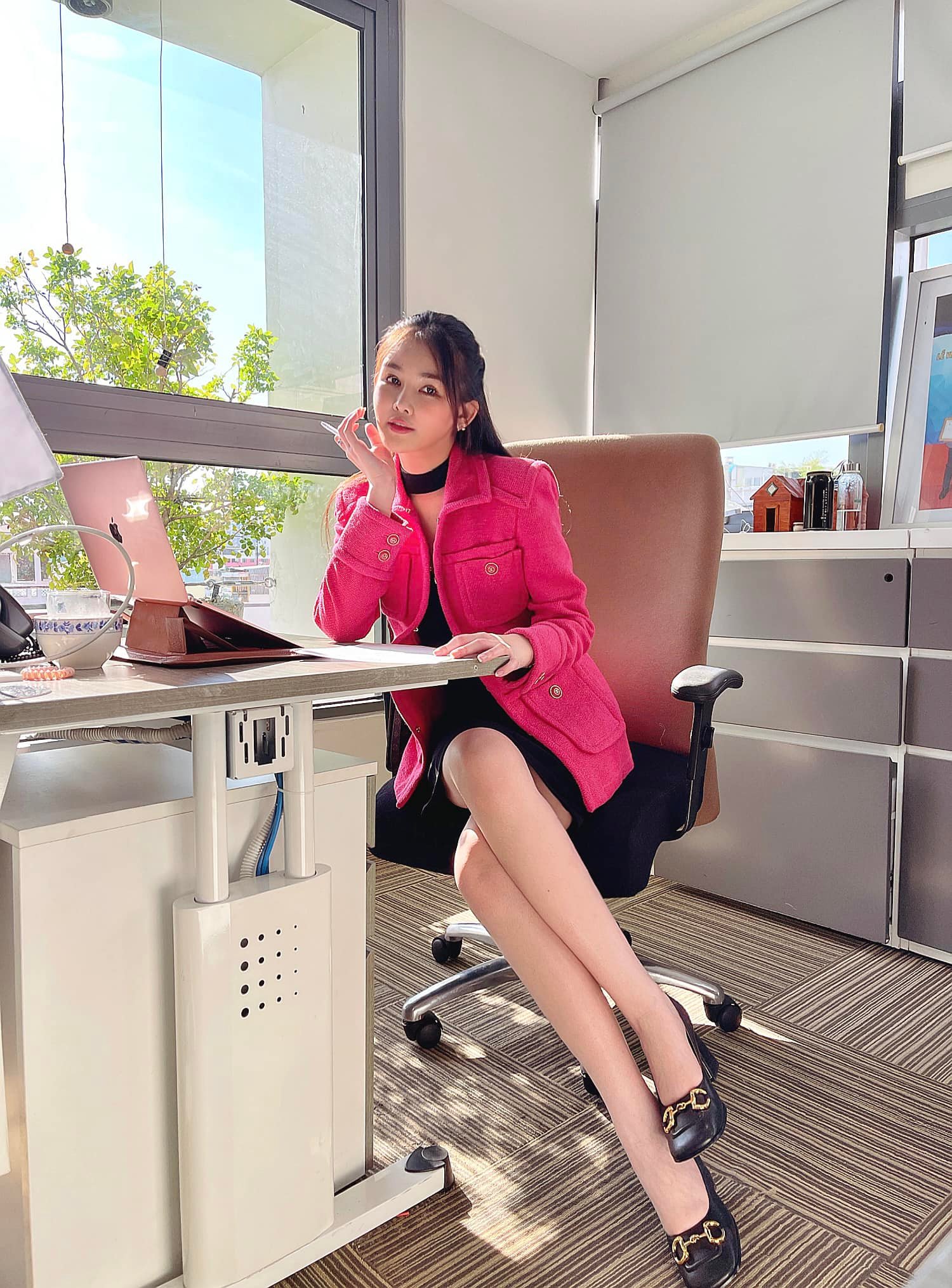 'Giảng viên trẻ nhất ĐH Hoa Sen' dát hàng hiệu cả tỷ đồng, tôn eo 57cm trên giảng đường - 4