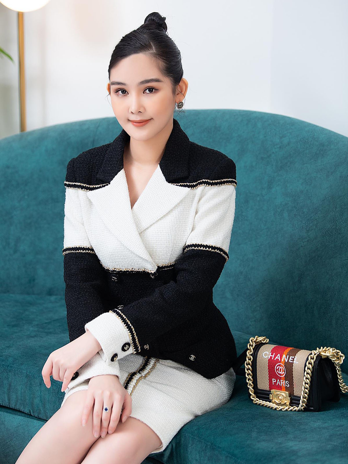 'Giảng viên trẻ nhất ĐH Hoa Sen' dát hàng hiệu cả tỷ đồng, tôn eo 57cm trên giảng đường - 9