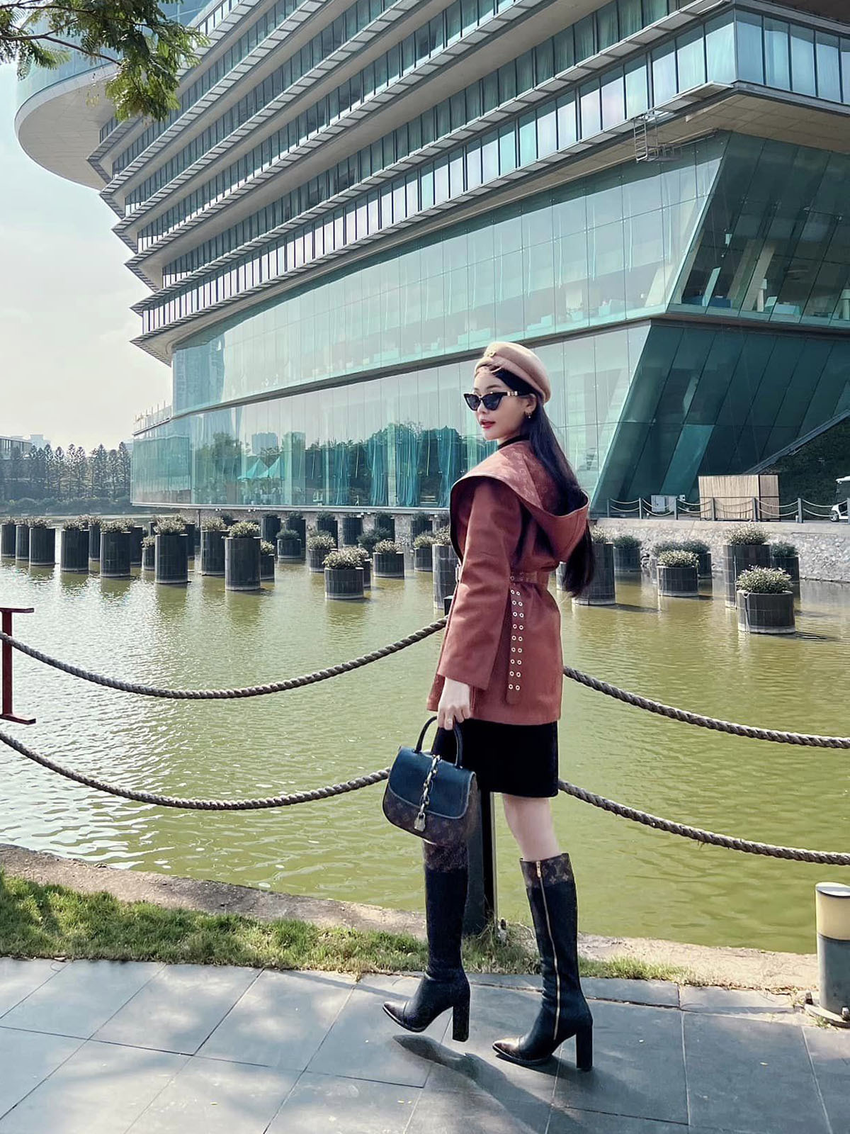 'Giảng viên trẻ nhất ĐH Hoa Sen' dát hàng hiệu cả tỷ đồng, tôn eo 57cm trên giảng đường - 6