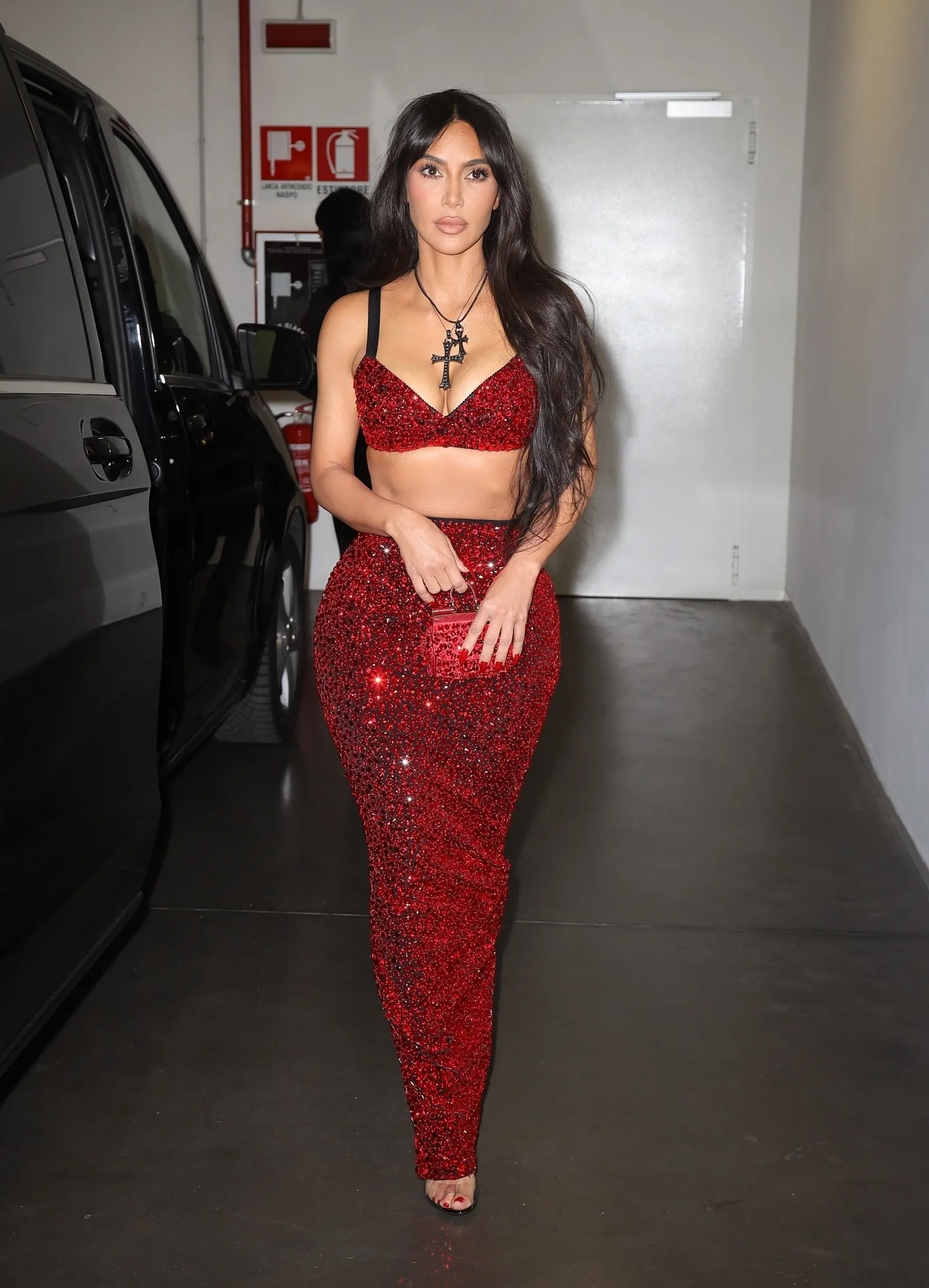 Kim Kardashian lại chật vật vì váy bó - 4
