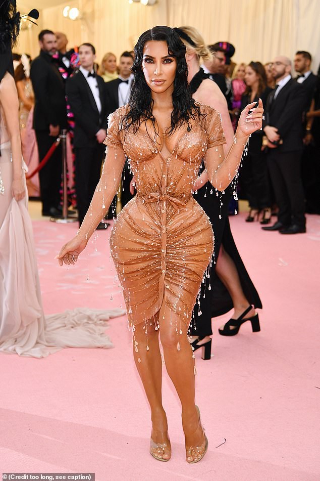 Kim Kardashian lại chật vật vì váy bó - 7