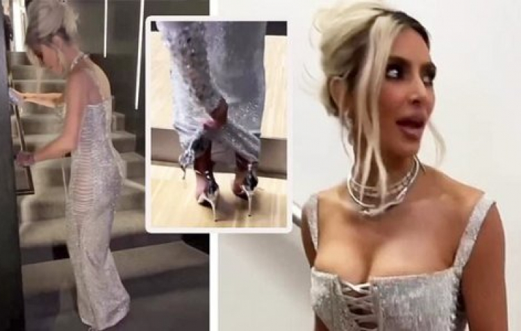 Kim Kardashian lại chật vật vì váy bó - 10