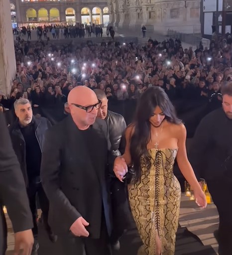 Kim Kardashian lại chật vật vì váy bó - 2