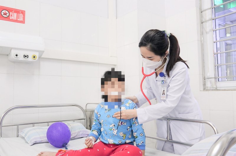 Bé 6 tuổi nhập viện cấp cứu vì ăn bim bim tẩm thuốc chuột - 1