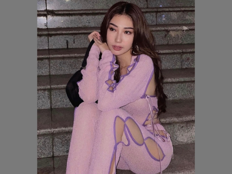 Khổng Tú Quỳnh “tuổi băm” vẫn mặc “váy thủng” hot trend nóng bỏng hơn đàn em