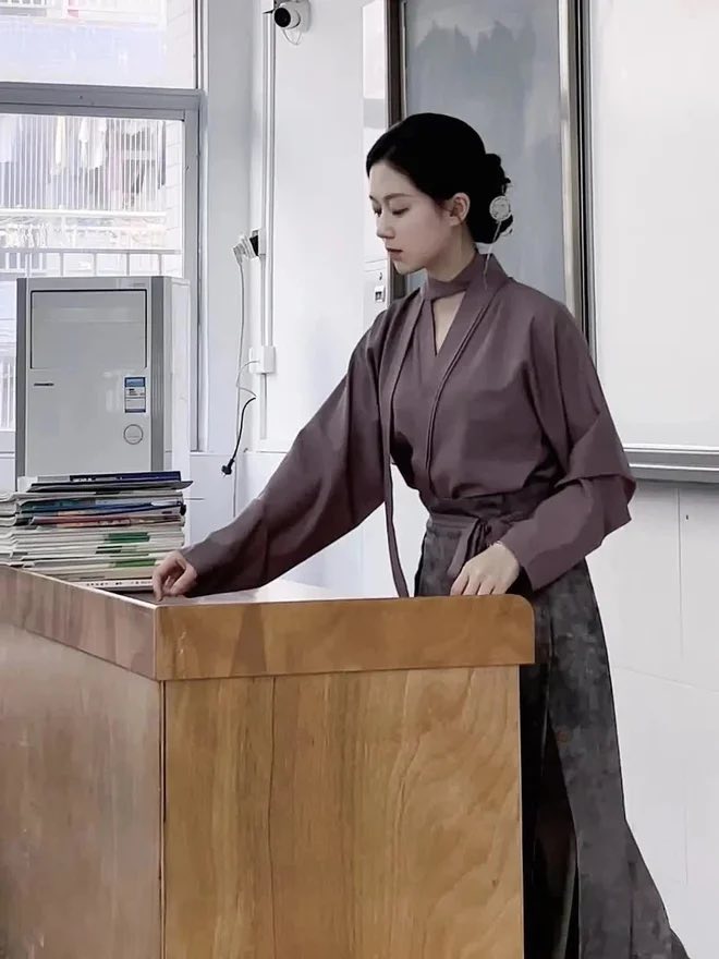 Cô giáo Quảng Châu gây tranh cãi với quần jean, váy juyp khi lên lớp - 7