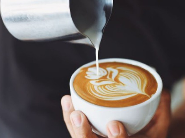 Tại sao uống cà phê cần kèm theo ly trà đá?