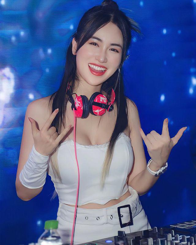 Trang Moon là một trong những DJ được nhiều người biết đến nhờ ngoại hình nổi trội.