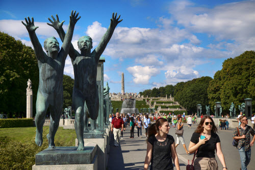 Ngượng chín mặt ở công viên tượng khỏa thân lớn nhất thế giới