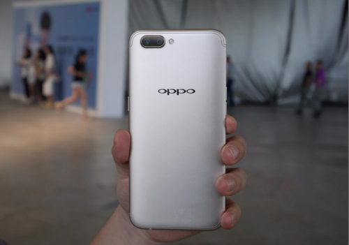 &#34;Chuyên gia selfie&#34; Oppo R11 đẹp không kém iPhone 7 Plus - 1