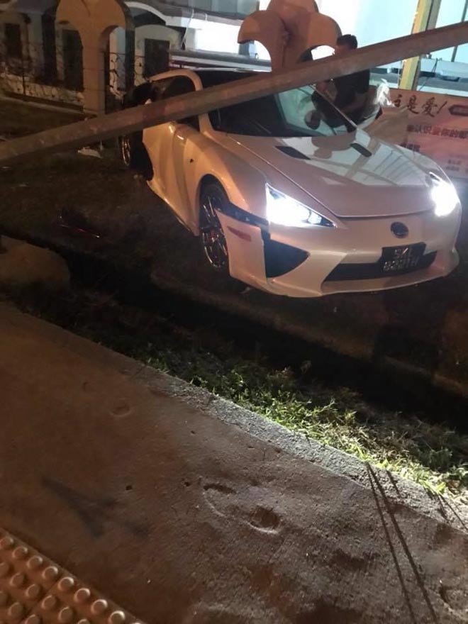 Siêu xe hàng hiếm Lexus LFA gặp tai nạn tại Singapore - 2
