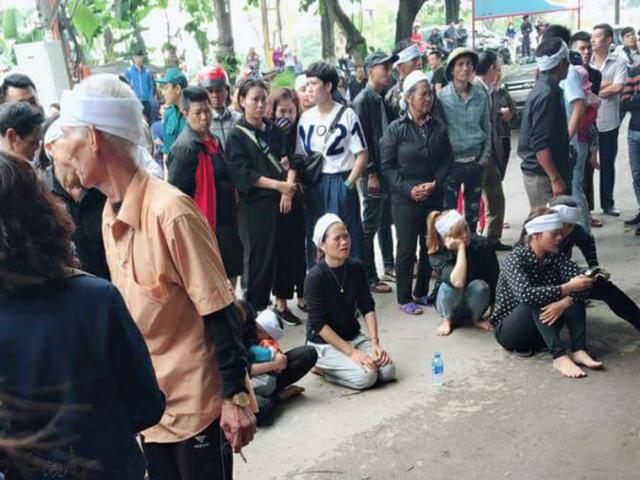 Gia đình bé trai 8 tuổi bị sát hại kéo tới nhà nghi phạm gào khóc Gia đình bé trai 8 tuổi bị sát hại kéo tới nhà nghi phạm gào khóc