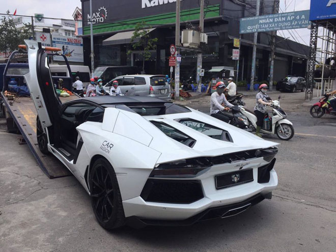 Lamborghini Aventador mui trần 40 tỷ chuyển hộ khẩu vào Sài Gòn - 1