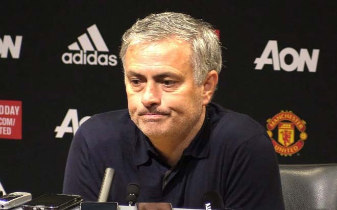 Vẻ mặt không nhiều bộc lộ nhiều cảm xúc của Mourinho trong buổi họp báo