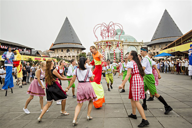 Hơn 200 nghệ sĩ quốc tế tham gia biểu diễn tại B’estival 2018 - 1