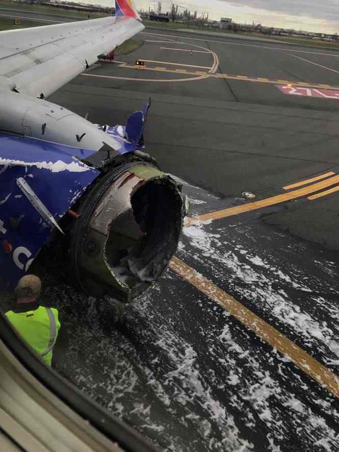 Máy bay chở 149 người nổ động cơ, hành khách bị hút ra cửa sổ - 1