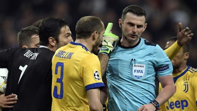 Trọng tài Michael Oliver thổi penalty Juventus và trở thành "nghi phạm" thiên vị Real Madrid mới nhất