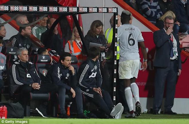 Pogba mặt lạnh với Mourinho khi bị thay ra ở trận gặp Bournemouth Pogba mặt lạnh với Mourinho khi bị thay ra ở trận gặp Bournemouth